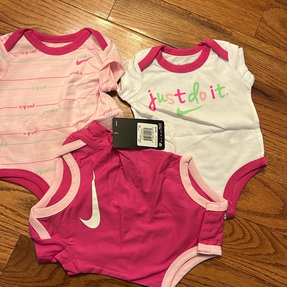 Brand New Nike Baby Onesies ( set of 3)